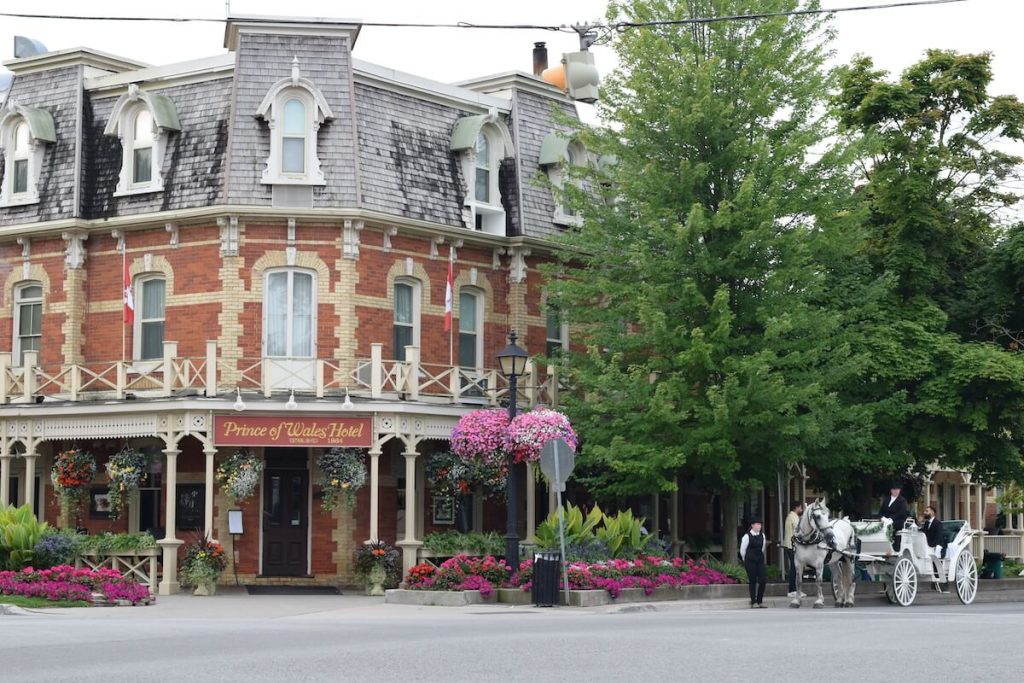 Horse-drawn carriage beside the Prince of Wales Hotel in Niagara-on-the-Lake